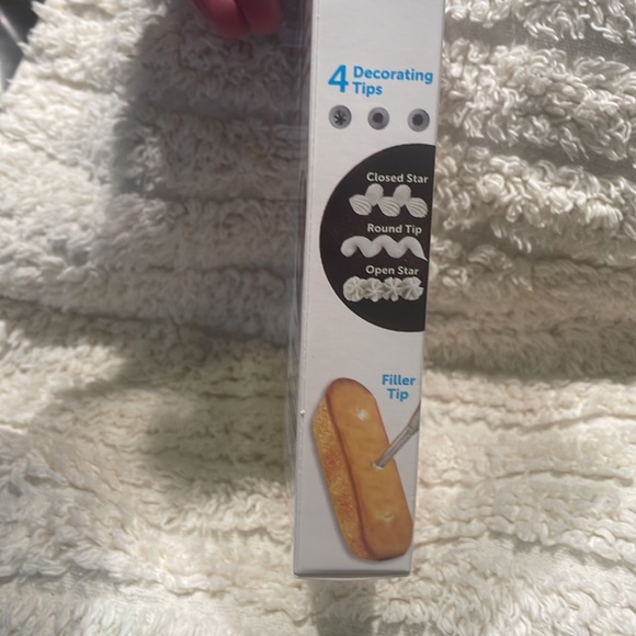 New in box HOSTESS DECORATING KIT 12 pieces - Picture 3 of 6